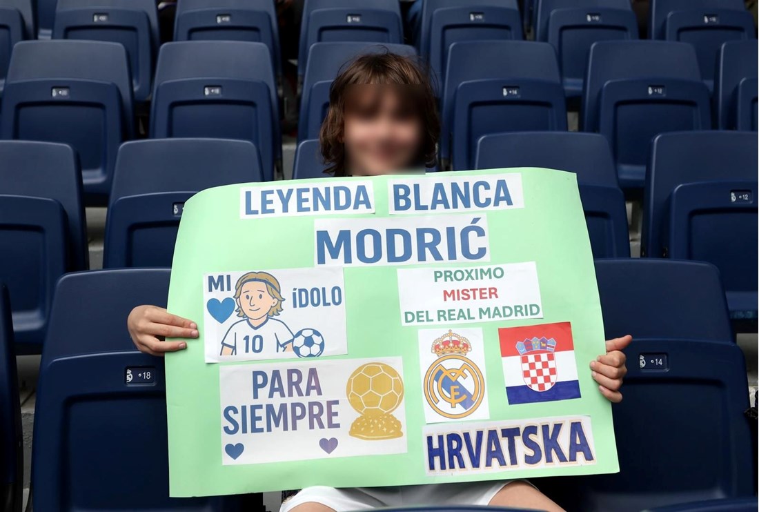 FOTO Navijači se okupili u Madridu, drže transparente za Modrića: "Hvala, Luka"