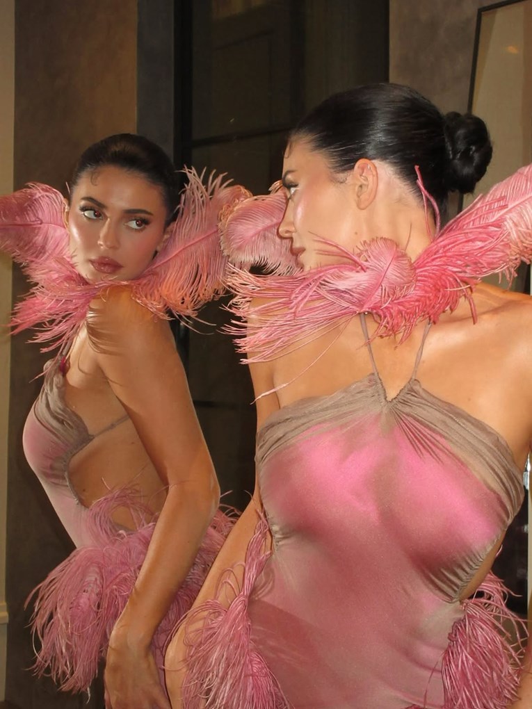 Sve oči bile su na njoj: Kylie Jenner u ekstravagantnoj ružičastoj haljini