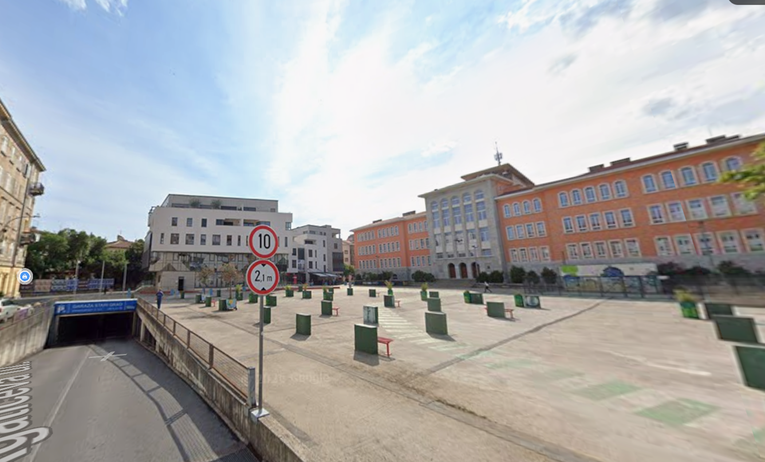 Rijeka zatvara trg u centru grada, ispod njega propada garaža