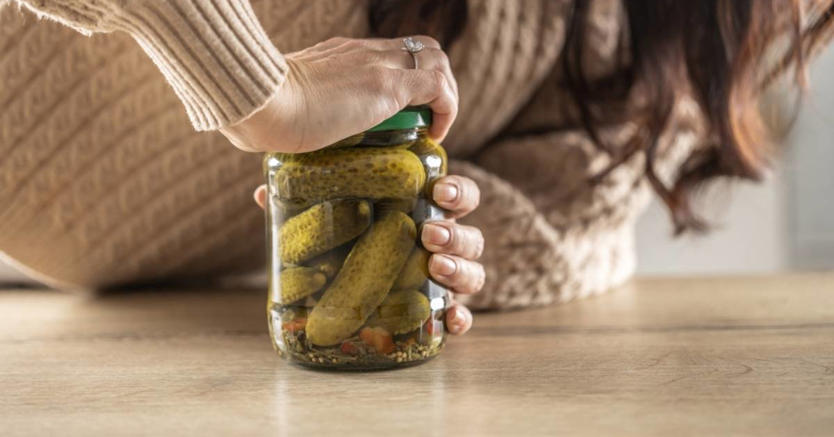 Trik s otvaračem za konzerve za otvaranje staklenki