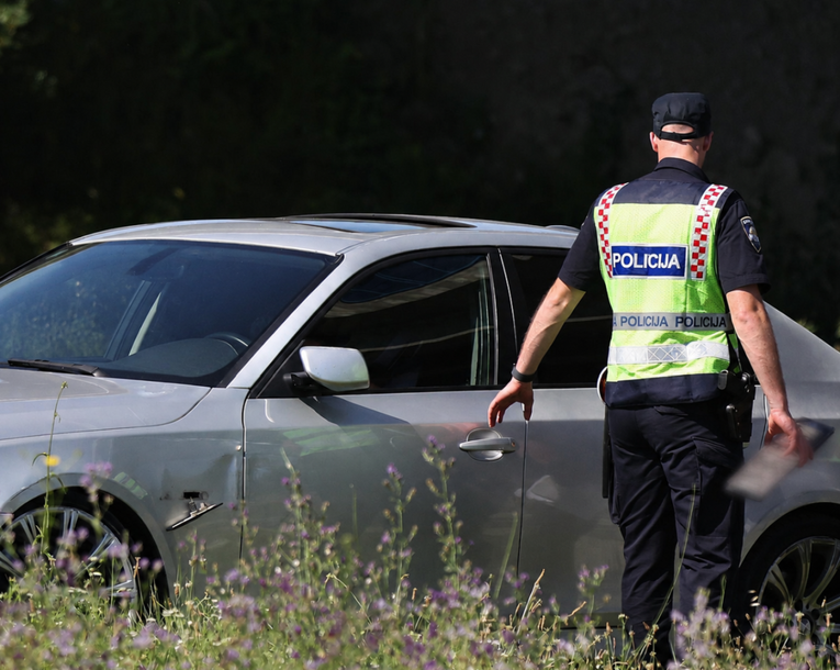 Pijan prijetio ženi pa BMW-om bježao policiji po Zagrebu. Na kraju se zabio u ogradu
