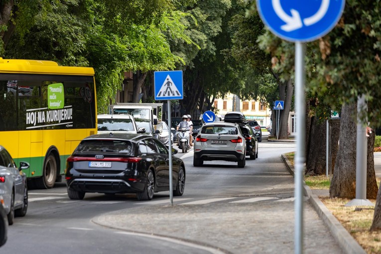 Nijemac (19) bježao policiji kroz Pulu pa se zabio u policijski automobil. Optužen je