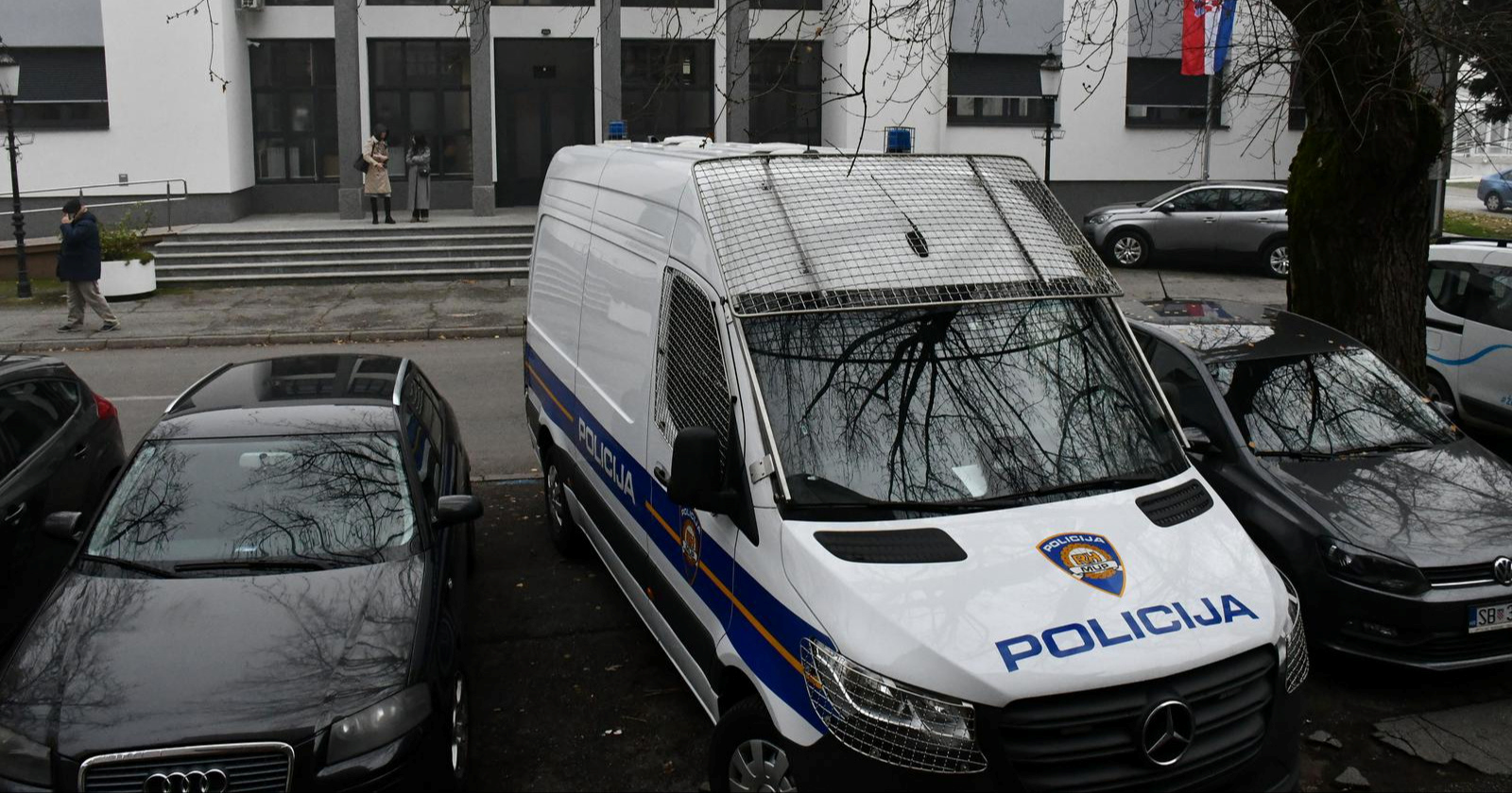 Vojnik optužen da je sina gurnuo na staklo revoltiran zbog toga što je vozio romobil