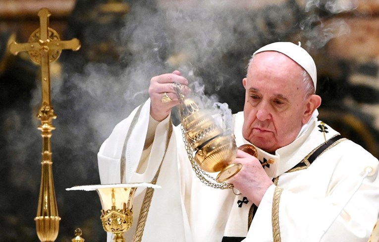 Papa Franjo vodio polnoćku s manje od 100 ljudi, svi osim njega i zbora nosili maske
