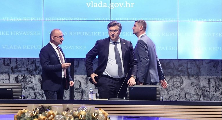 Prekosutra kreće isplata pomoći za umirovljenike i korisnike dječjeg doplatka