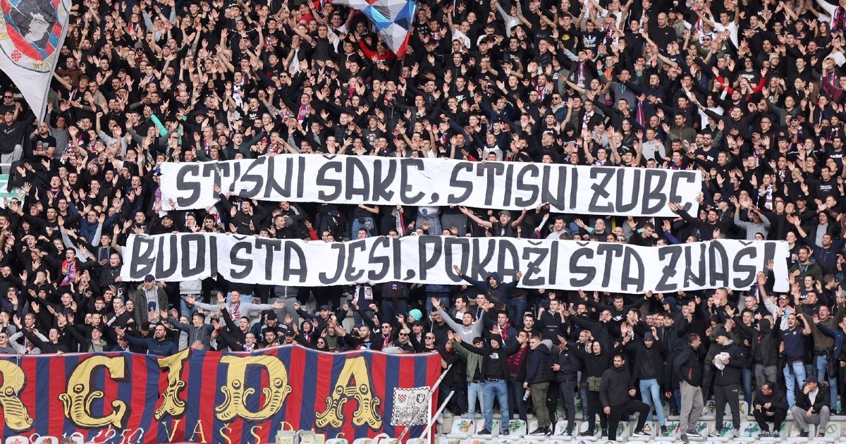 Igrači Hajduka na poluvremenu krenuli u svlačionice. Onda je zagrmio poziv Torcide