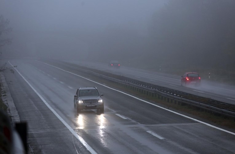 Vozači, oprez. Ceste su vlažne i skliske, ima magle, mogući i odroni
