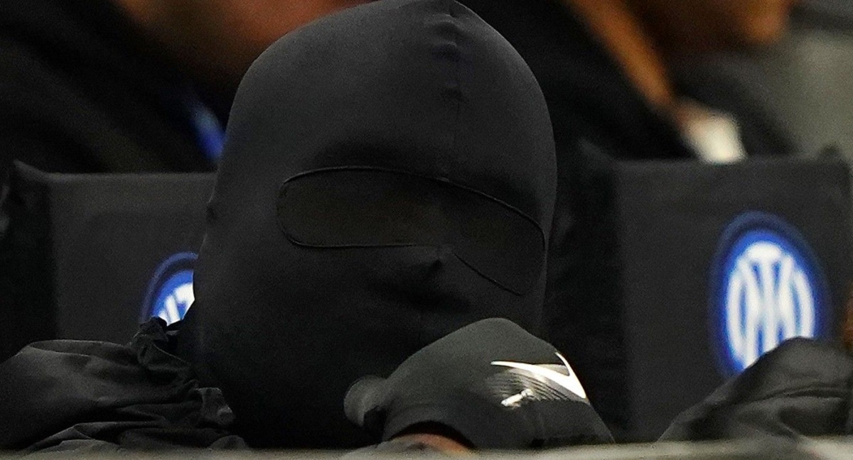Ovo je Kanye West na utakmici Intera i Atletica. Cijeli meč je gledao ovako