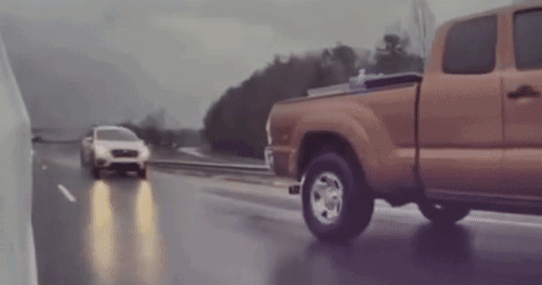 VIDEO Usporio je zbog gužve, a onda mu je doletio Subaru