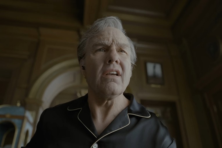 Tom Cruise je neprepoznatljiv u prvom traileru za novu crnu komediju
