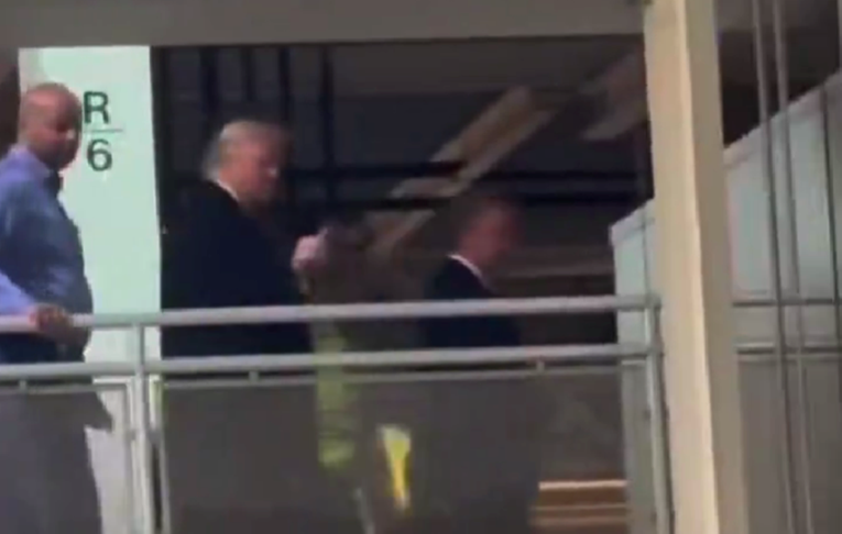 VIDEO Trump pokazao srednji prst Fordovom radniku i rekao mu: "Je*i se"