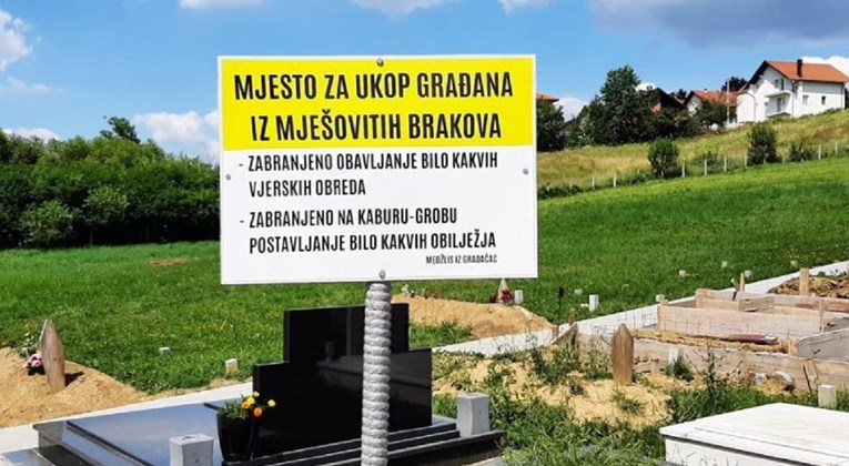 Na groblju u BiH osvanula ploča s tekstom "mjesto za građane iz mješovitih brakova"