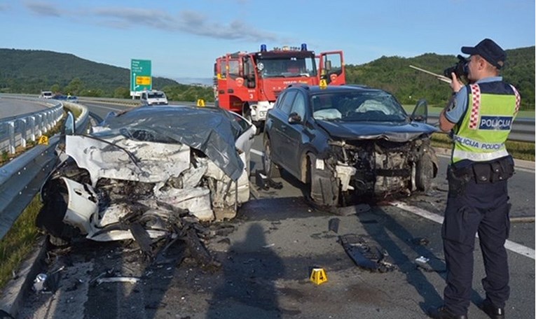 Teška nesreća u Istri, automobil skrenuo u suprotnu traku, jedna osoba poginula