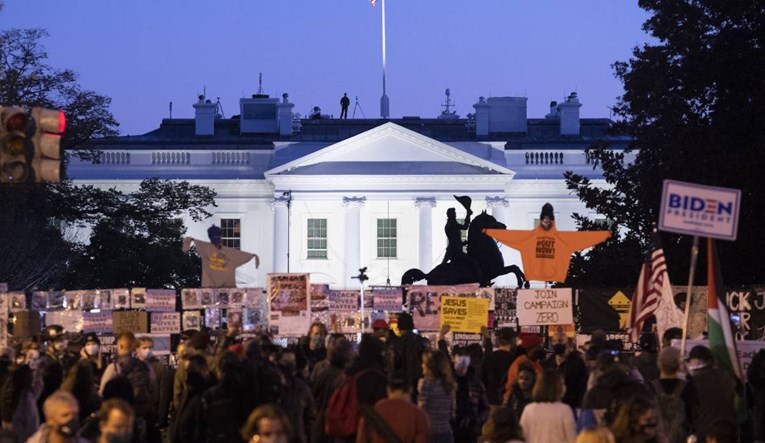 VIDEO Prosvjednici se okupili ispred Bijele kuće, donijeli transparent: "Trump laže"