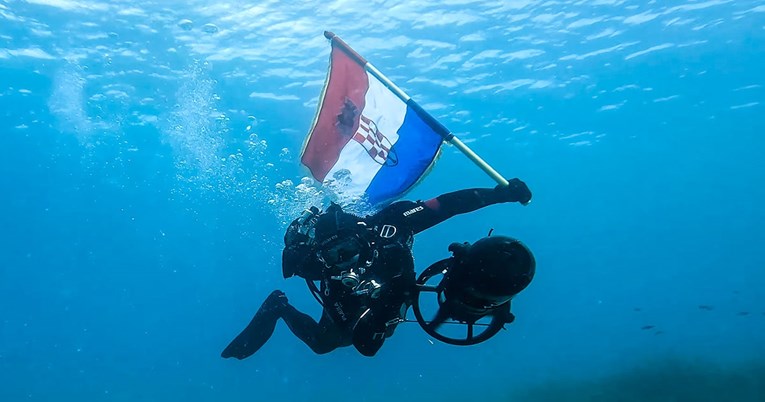 U Lošinjskom akvatoriju zaronio s hrvatskom zastavom u čast poginulima u ratu