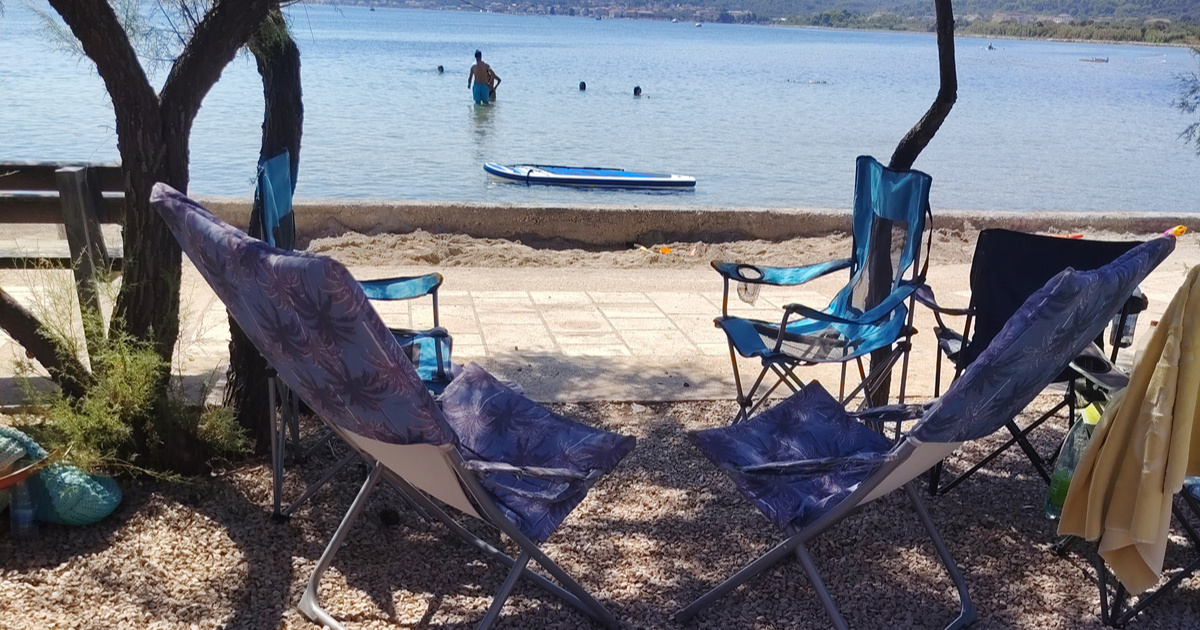 Čitateljica: Slovenci stolicama rezerviraju najbolje mjesto na plaži