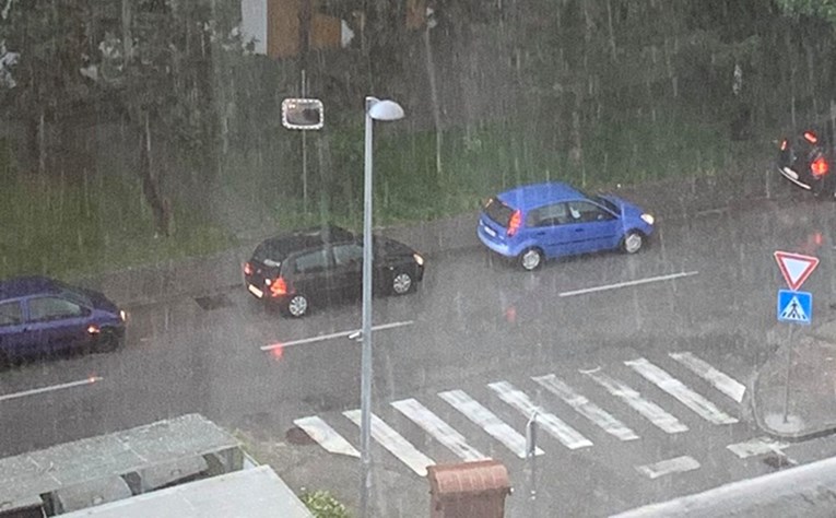VIDEO Snažno nevrijeme pogodilo Zagreb, padala tuča, auti stali na cesti