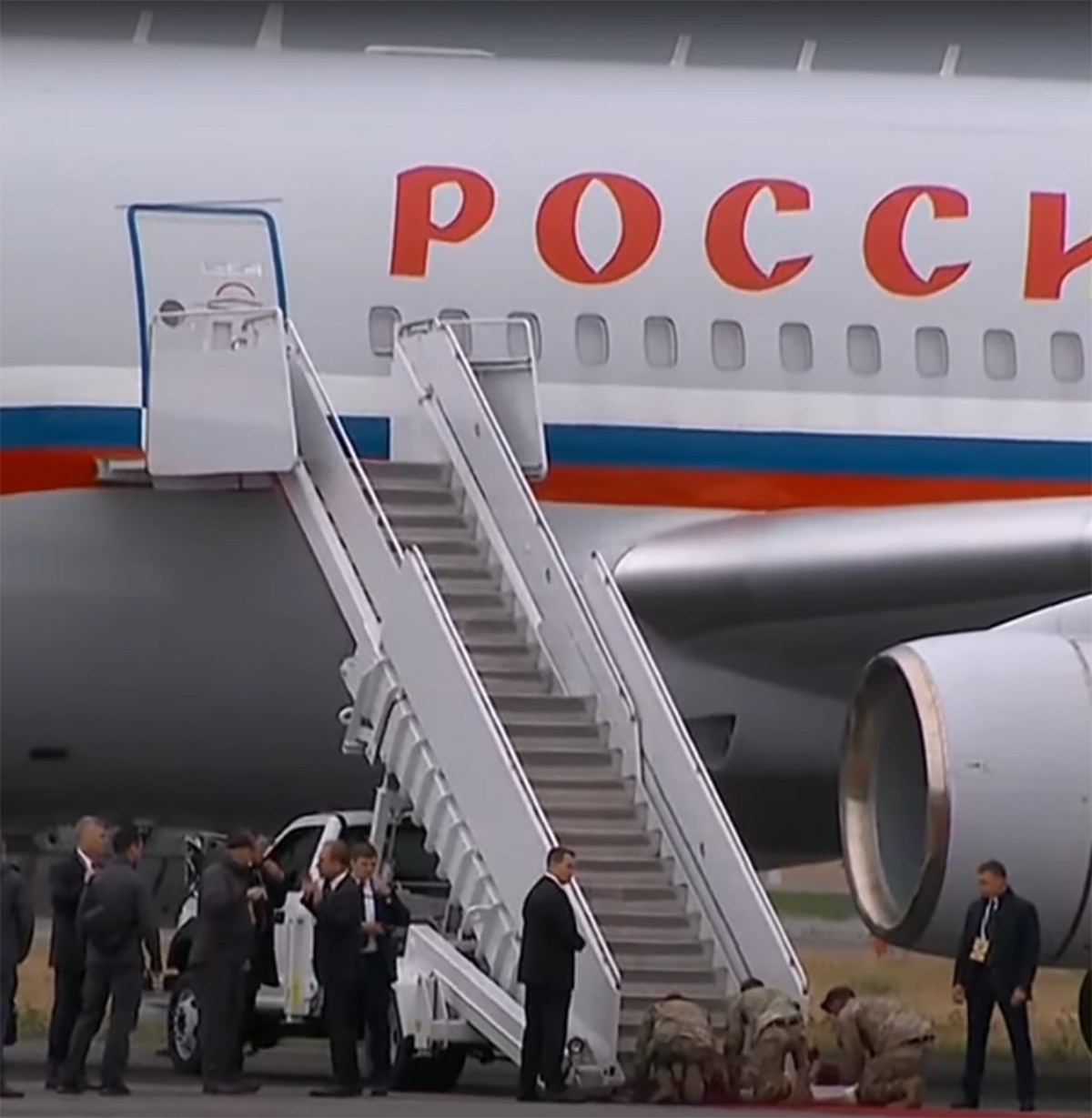Viralna slika Putinovog dočeka sa sagnutim američkim vojnicima izazvala bijes Kijeva