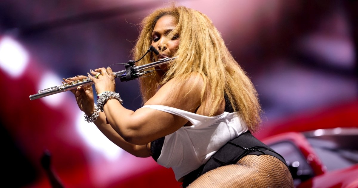 Lizzo doživjela modni gaf na Coachelli, nakratko joj je spao top dok je plesala