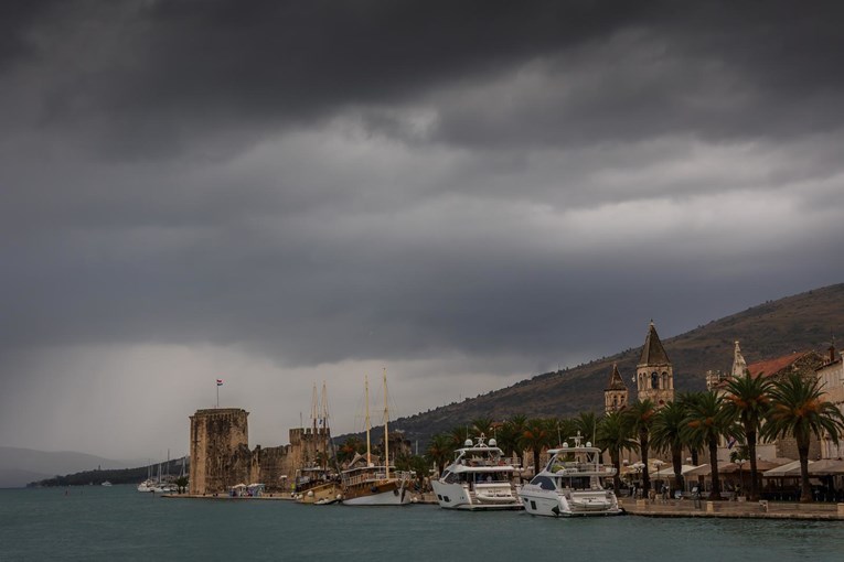 18-godišnjak u zatvoru zbog pljačke i napada na maloljetnika u Trogiru