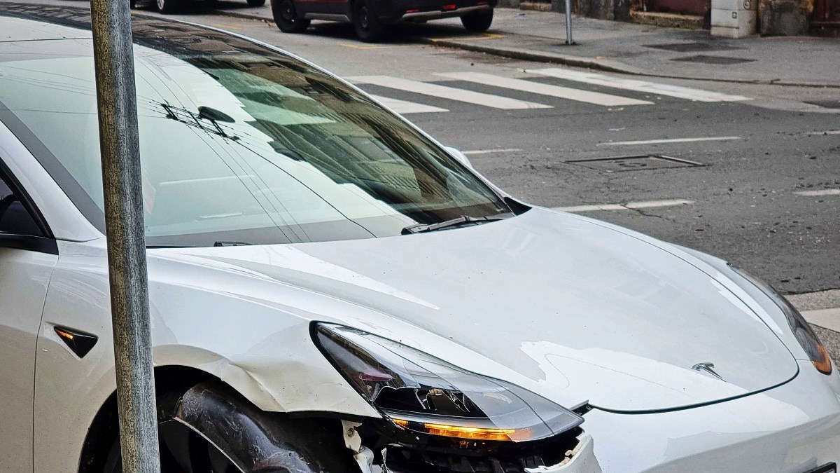 FOTO Prometna u Zagrebu. Sudarili se Tesla i Peugeot