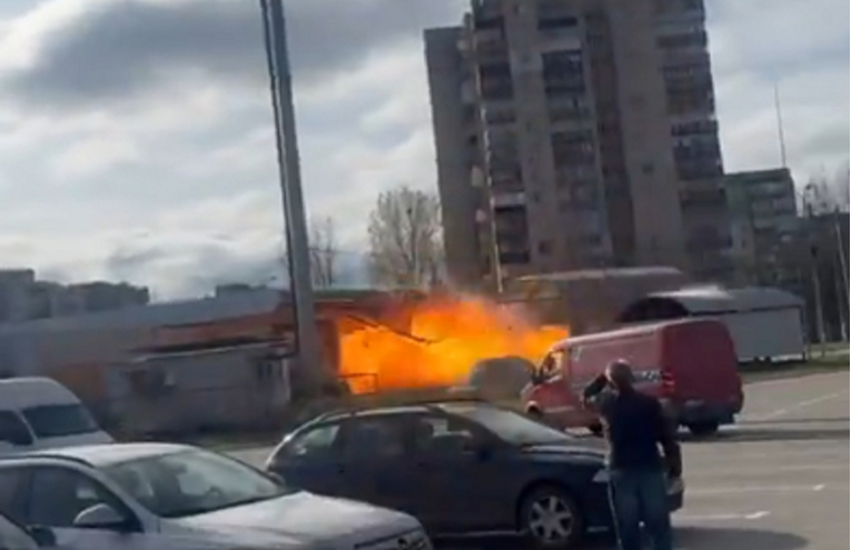 VIDEO Ruski dron srušio se na benzinsku u Sumiju. Ranjeno četvero ljudi