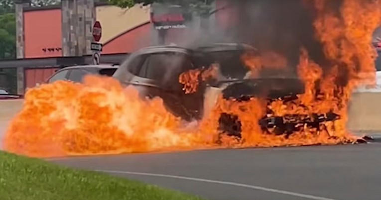 VIDEO Kako je vozač Tesle spasio vozača u zapaljenom BMW-u