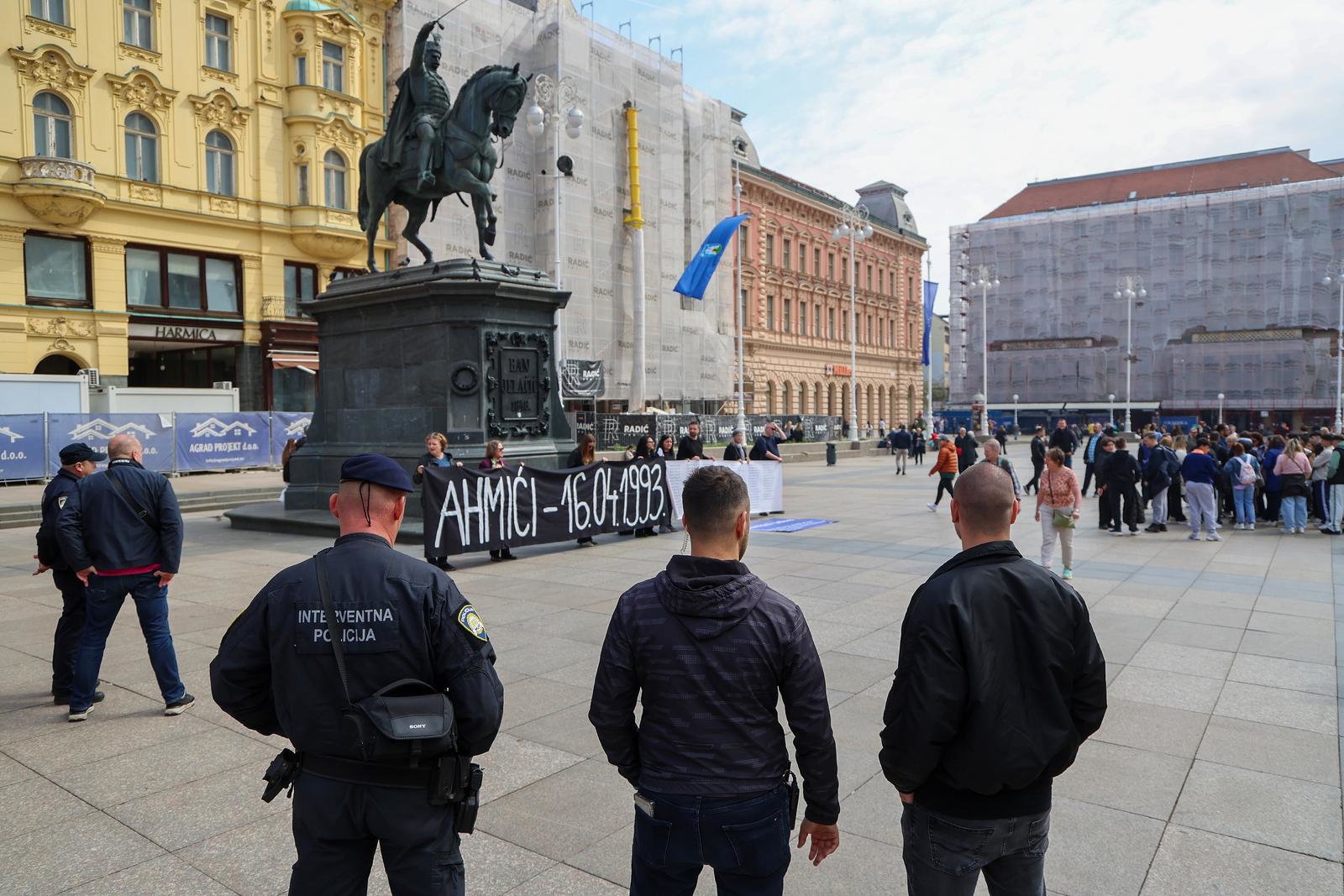 Pola sata stajali pred kipom bana Jelačića, traže Trg ahmićkih žrtava u Zagrebu