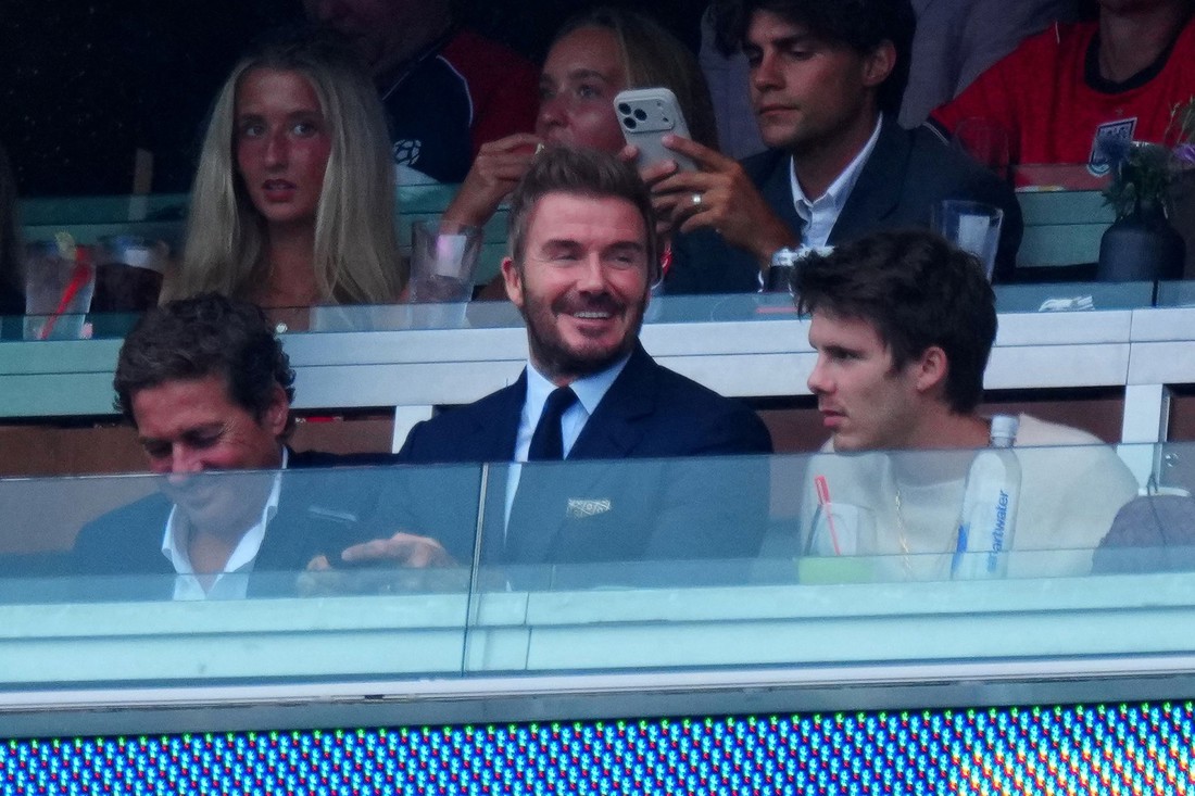 David Beckham u društvu sina navija za Englesku protiv Gane