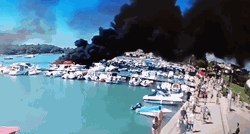 VIDEO Veliki požar u Medulinu, izgorjelo pet glisera: "Ljudi su skočili u vodu"