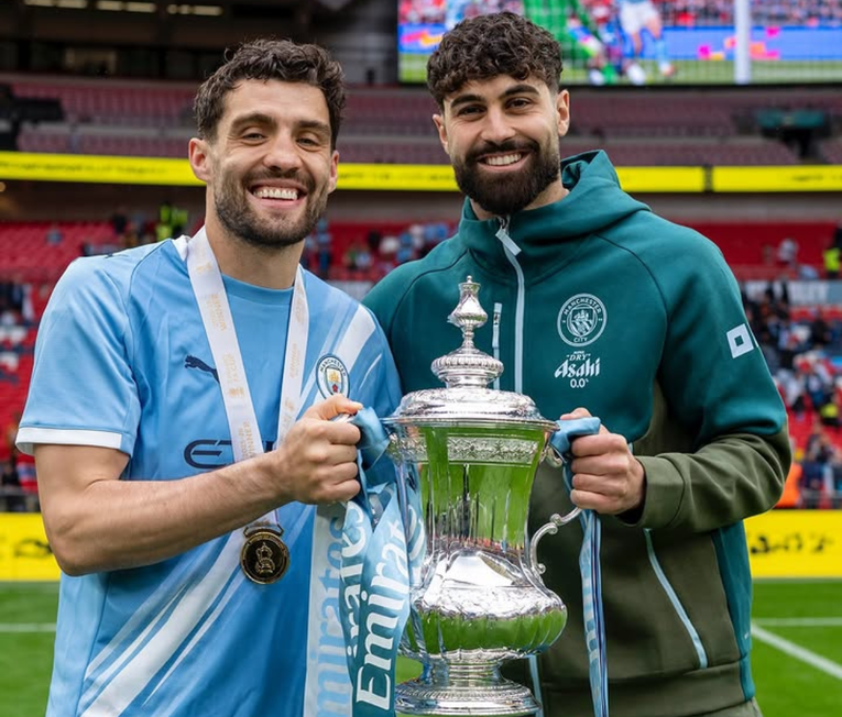 Kovačić i Gvardiol se fotkali s trofejom FA kupa