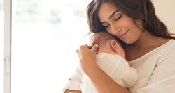 Uobičajeni načini na koje roditelji nose novorođenčad mogli bi biti jako opasni