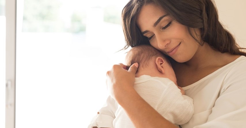Uobičajeni načini na koje roditelji nose novorođenčad mogli bi biti jako opasni