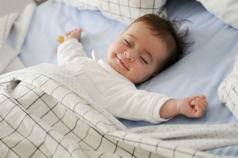 Genijalan trik uz koji beba spava nakon što mama ustane oduševio je roditelje
