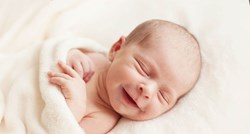 Bebe se doista smiju, to nije samo refleks, kažu stručnjaci