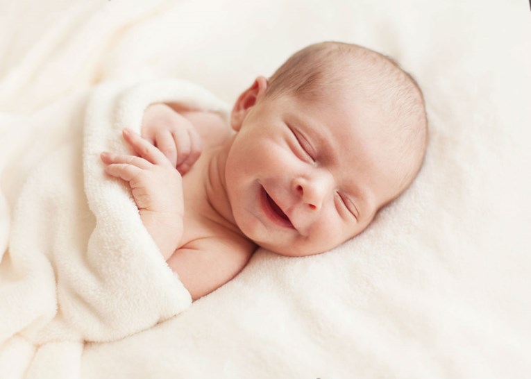 Bebe se doista smiju, to nije samo refleks, kažu stručnjaci