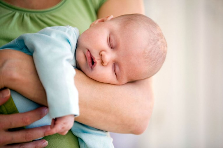 Roditelji malih beba noću spavaju manje od pet sati, otkriveno je istraživanjem