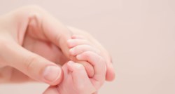 Nježno glađenje bebe ublažava joj bol: "Dodir ima analgetski potencijal"