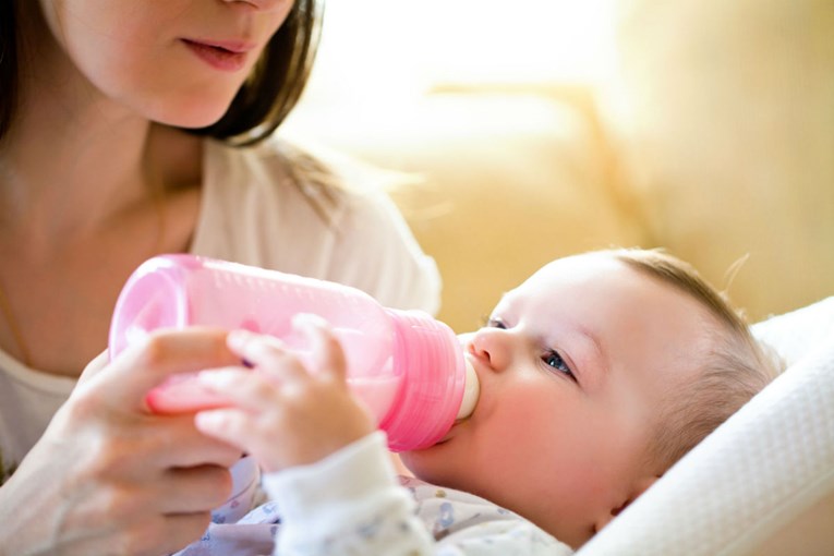 Istraživanje: Bebe hranjene na bočicu imaju veću šansu biti ljevaci nego dojene