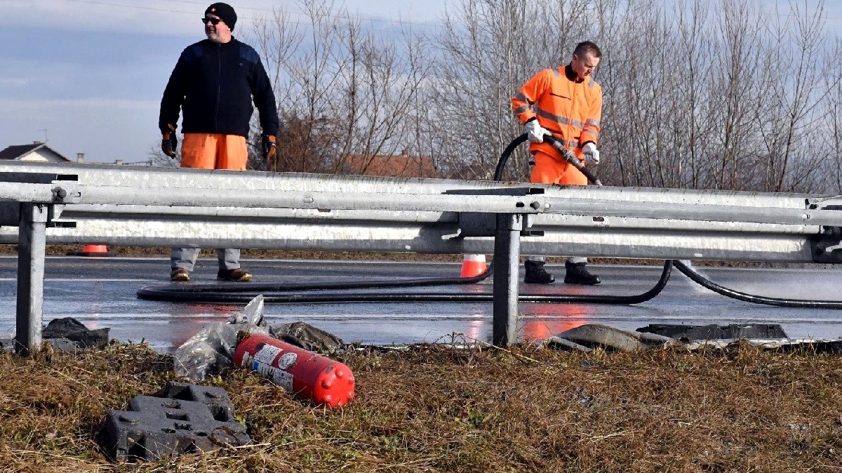 Sudar makedonskog busa i makedonskog kamiona na A3, sedmero ozlijeđenih
