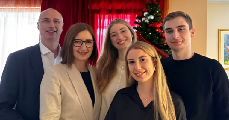 Puljak objavio fotku sa suprugom i djecom pa čestitao Božić i Novu na osam jezika