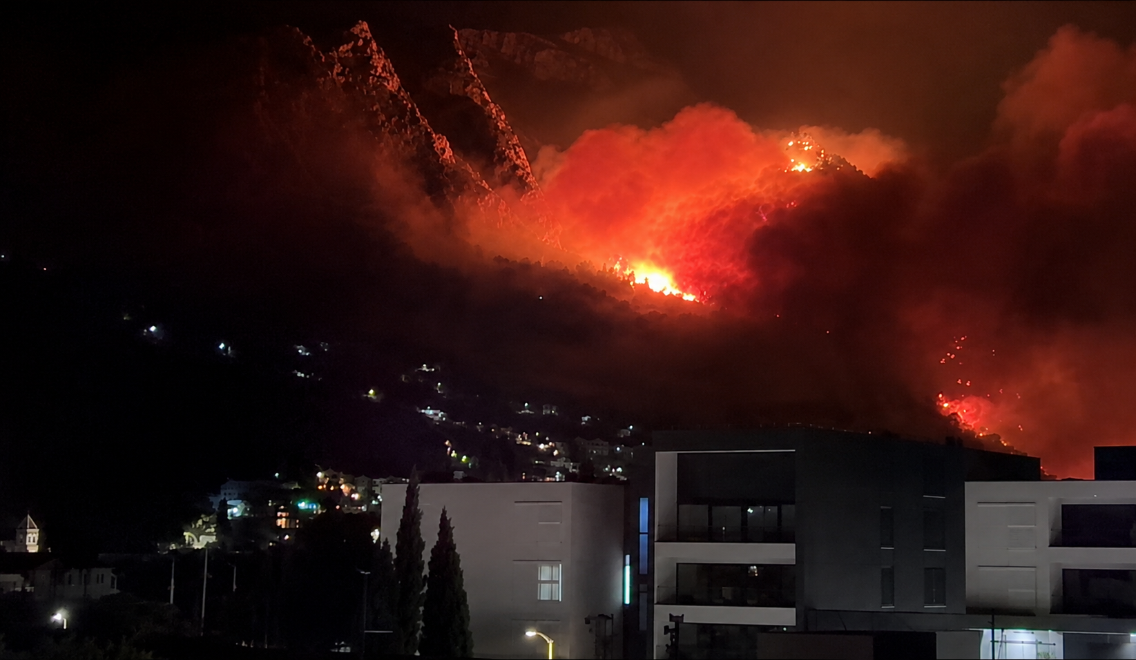 Nove snimke iz Omiša. Situacija je alarmantna, požar prešao preko gradskog naselja