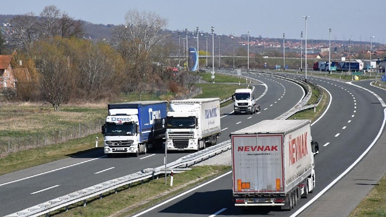 Vozači kamiona u tranzitu moraju voziti autocestama