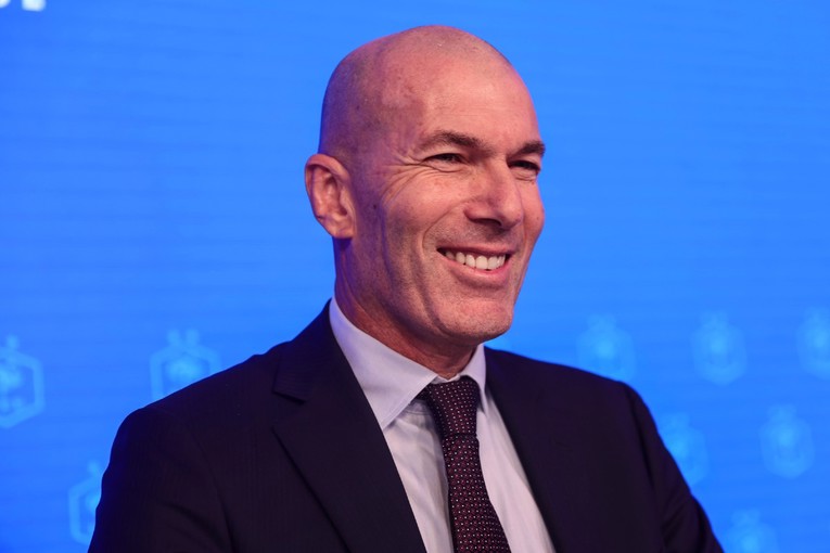 Zidane kompletirao stožer francuske reprezentacije. U njemu je više od 20 ljudi