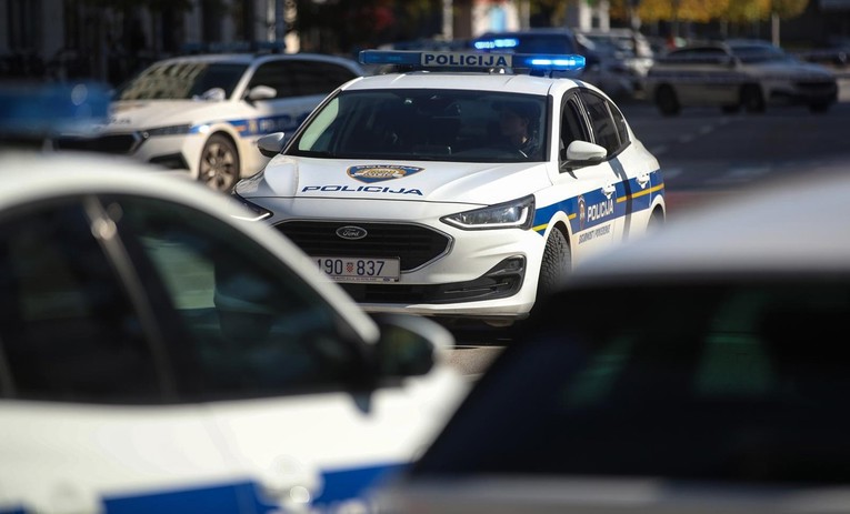 Dvojica uhićena zbog oružane pljačke automat kluba u Splitu, treći u bijegu