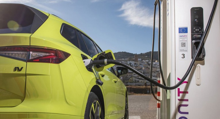 Velika Britanija uvodi porez na kilometre za električna vozila