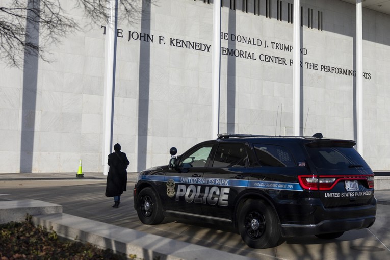 Sudac naredio uklanjanje Trumpova imena s Kennedy Centra