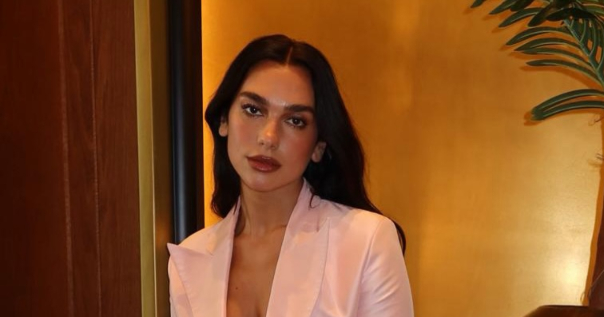 Dua Lipa u Varšavi pokazala odvažnu verziju trenda "uredska sirena"