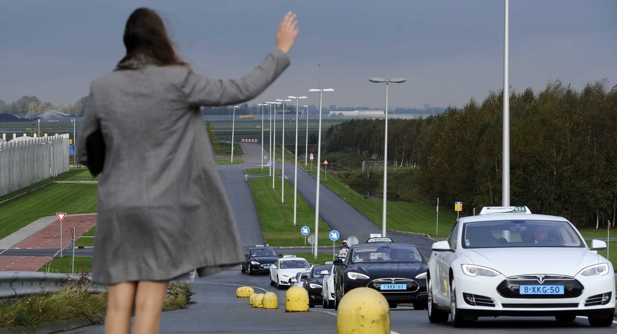 Nakon sumnjive prometne pariška taksi tvrtka obustavila korištenje automobila Tesla