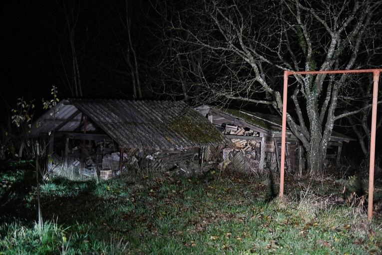 Zatrudnila majka beba zakopanih u dvorištu. Odmah je uhićena, rodila je u zatvoru